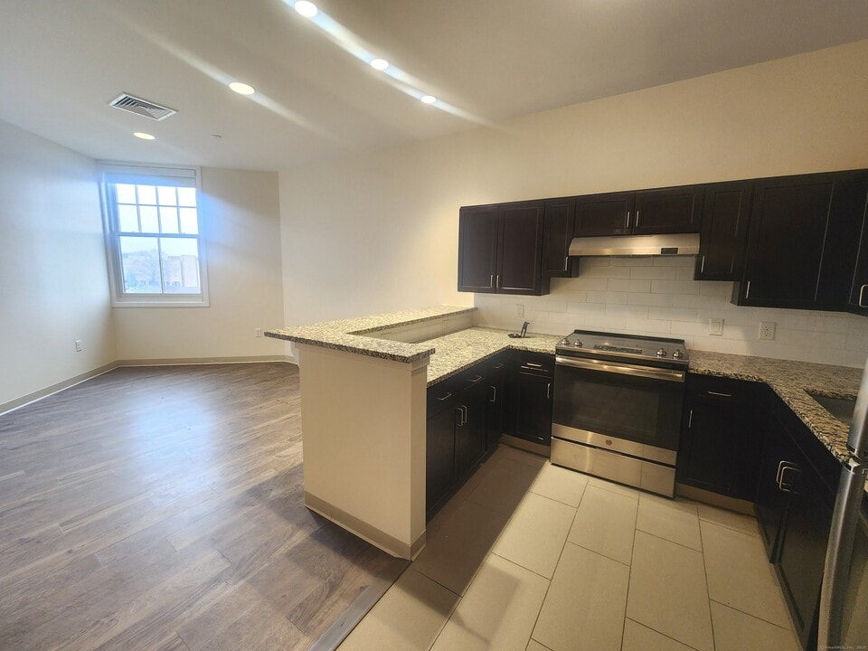 215 Stillwater Ave in Stamford, CT - Building Photo
