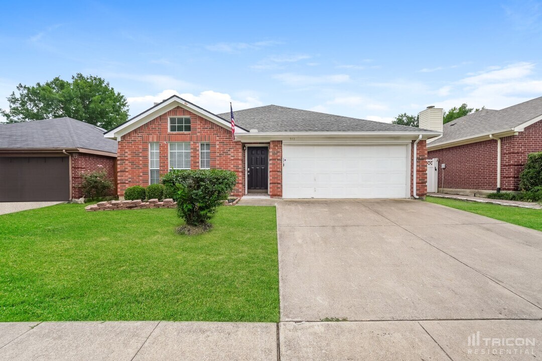 942 Tennessee Trail in Arlington, TX - Building Photo
