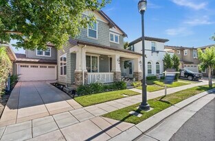 300 W Alameda Dr in Mountain House, CA - Building Photo