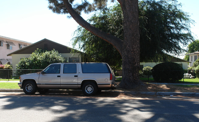 2228 Mira Vista Ave in Montrose, CA - Foto de edificio - Building Photo