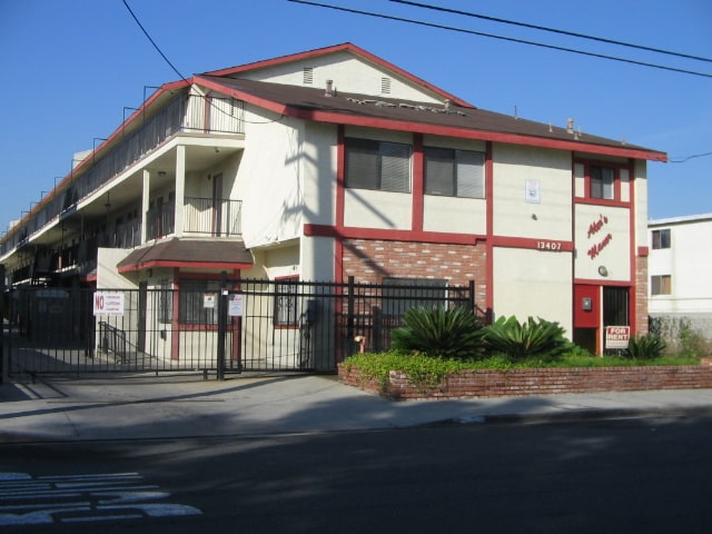 13407 Kornblum Ave. in Hawthorne, CA - Foto de edificio - Building Photo