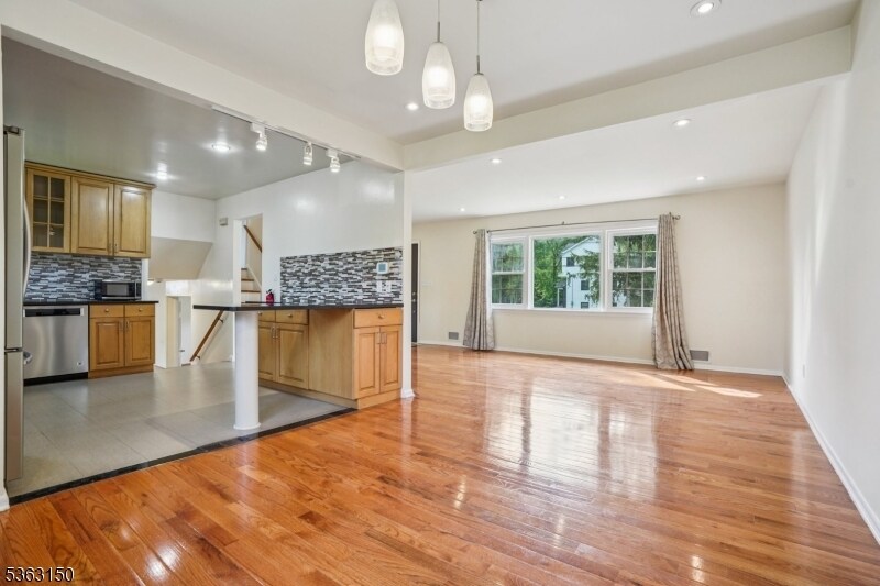 20 Brookside Pl in Livingston, NJ - Building Photo