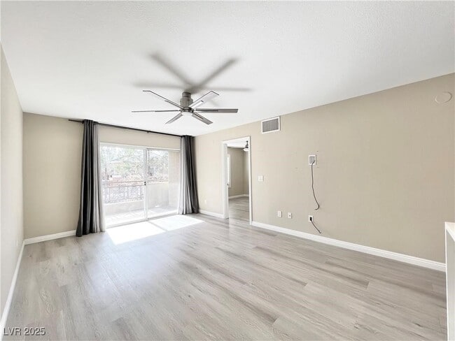 8070 W Russell Rd in Las Vegas, NV - Building Photo - Building Photo