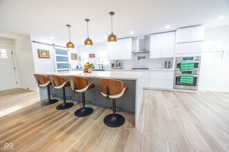 7980 Royal Ave in Zionsville, IN - Foto de edificio - Building Photo