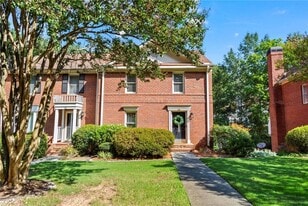 28 Huntington Pl Dr in Atlanta, GA - Building Photo