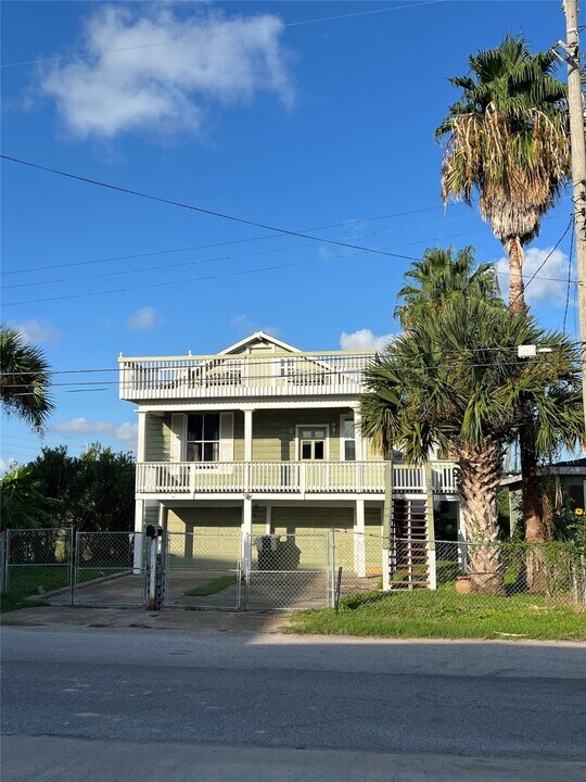 1827 Biovu Dr in Galveston, TX - Building Photo