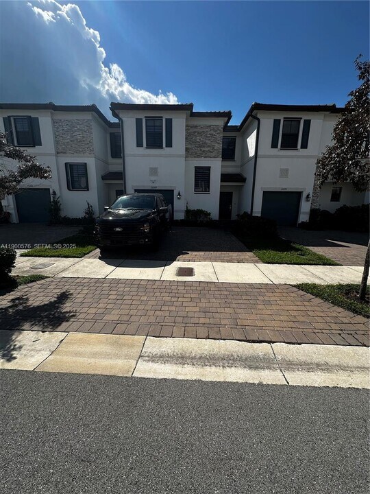 10164 SW 231st Ln in Cutler Bay, FL - Foto de edificio