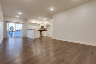 Glenoaks Villas at Sylmar in Sylmar, CA - Foto de edificio - Building Photo