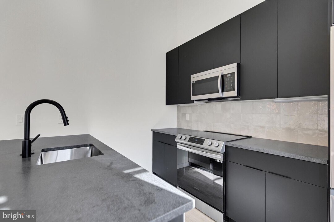 500 N 13th St-Unit -303 in Philadelphia, PA - Building Photo