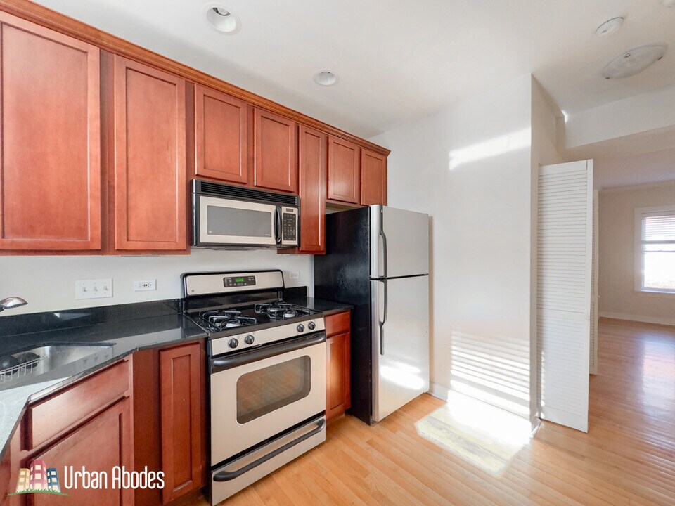 3242 N Clifton Ave in Chicago, IL - Building Photo