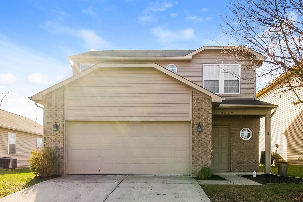 10189 Blue Sky Dr in Avon, IN - Building Photo