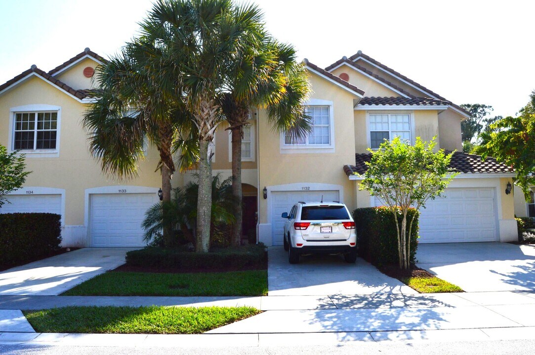 1032 Pinewood Lake Ct in Greenacres, FL - Building Photo