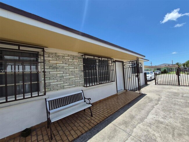641 W 30th St in Hialeah, FL - Building Photo - Building Photo