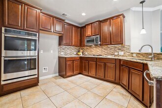 400 Hummingbird Ln in Austin, TX - Building Photo - Building Photo