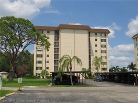 121 Country Club Dr, Unit 302 in Lake Placid, FL - Building Photo