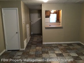 2533 W Sycamore Ave in Corsicana, TX - Foto de edificio - Building Photo