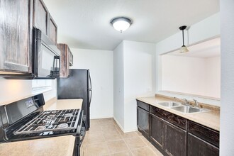 6253 Manor Rd-Unit -B in Austin, TX - Building Photo - Building Photo