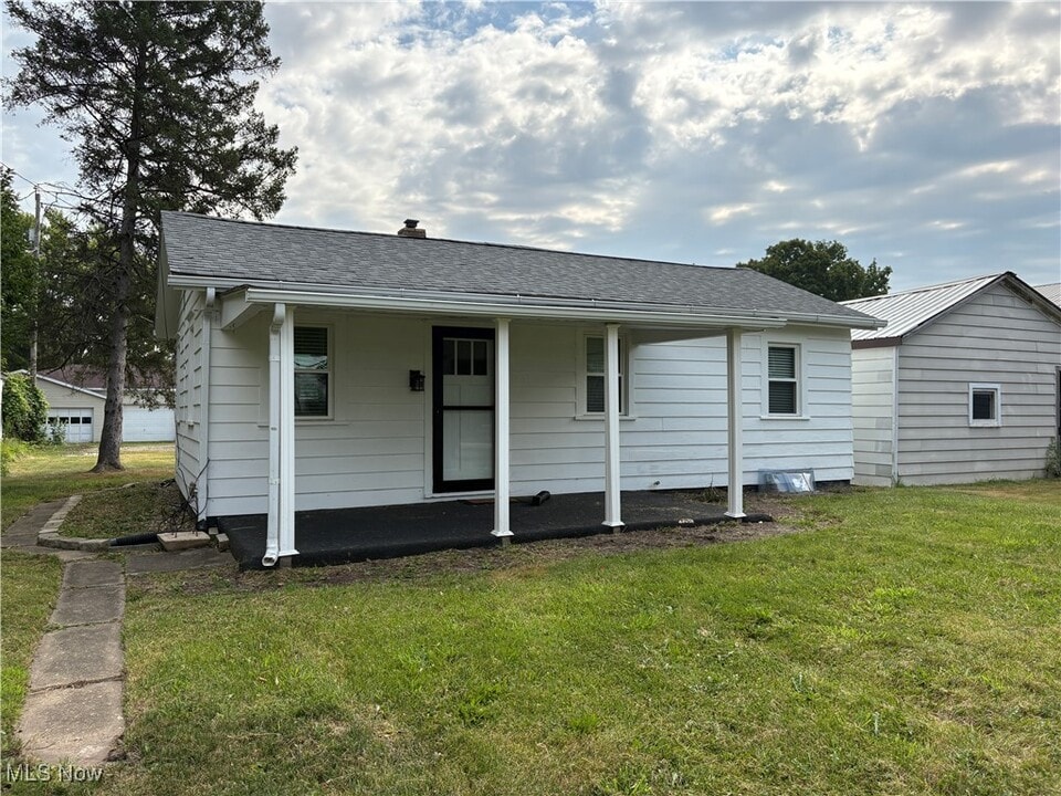 1631 E High Ave in New Philadelphia, OH - Building Photo