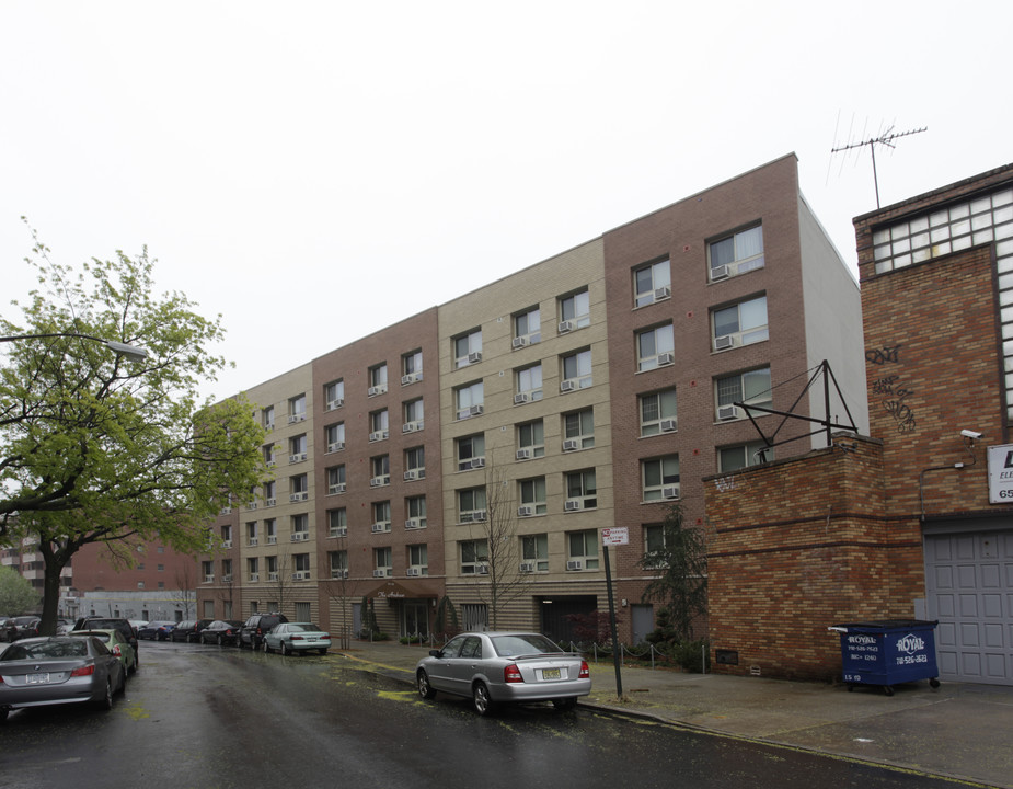 The Andrew in Rego Park, NY - Foto de edificio