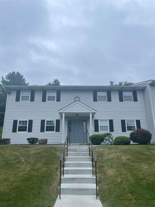 8 Ivy Ct in Fishkill, NY - Building Photo - Building Photo