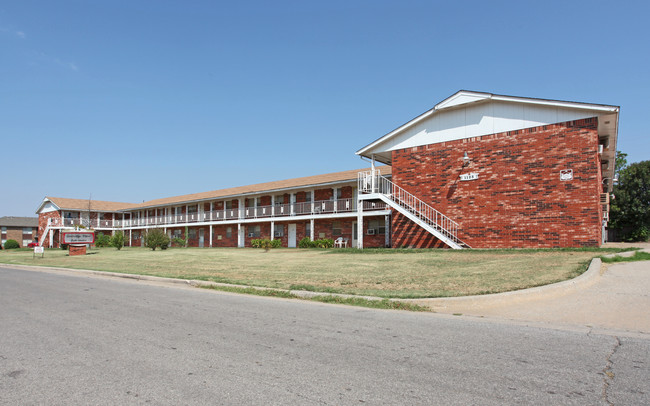 Southridge Manor Apartments East in Oklahoma City, OK - Building Photo - Building Photo