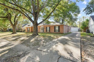 10719 Del Monte Dr in Houston, TX - Building Photo