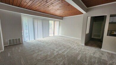 53 Skyhill Rd in Alexandria, VA - Building Photo - Building Photo