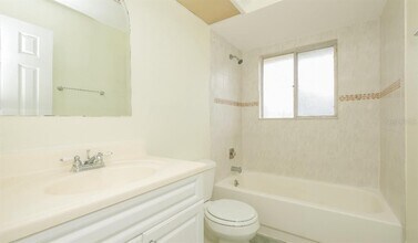 426 Benson St in Valrico, FL - Building Photo - Building Photo