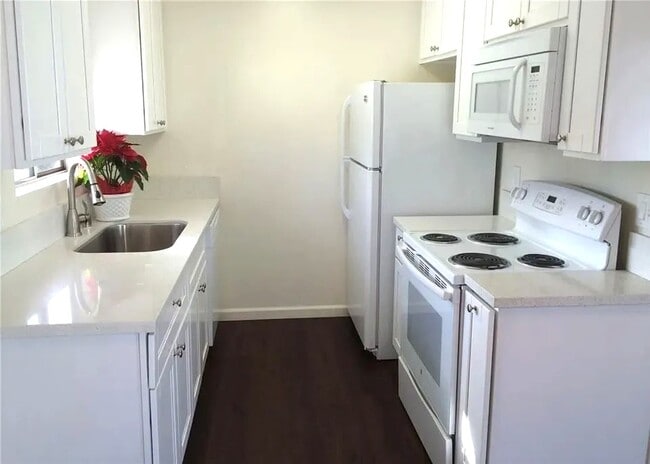 14718 W Magnolia Blvd, Unit 7 in Los Angeles, CA - Building Photo - Building Photo