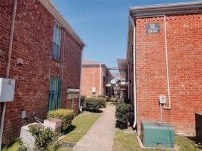 9201 Clarewood Dr in Houston, TX - Foto de edificio - Building Photo