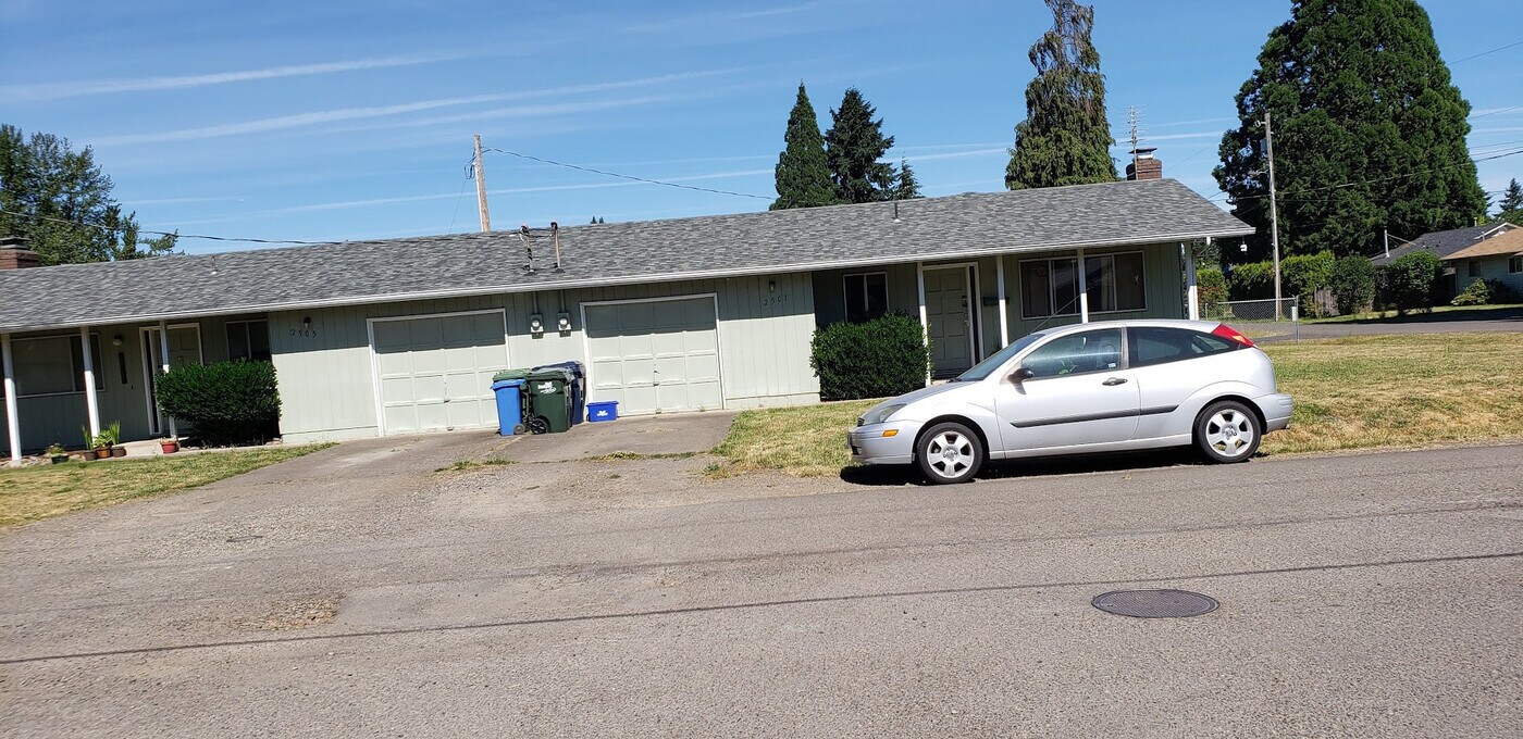 2501-2505 W Irwin Way in Eugene, OR - Building Photo