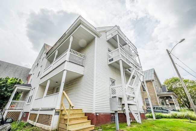 6 Leighton Street in Waterville, ME - Foto de edificio - Building Photo