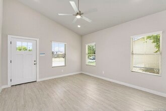 510 Carol Crest St in San Antonio, TX - Building Photo - Building Photo