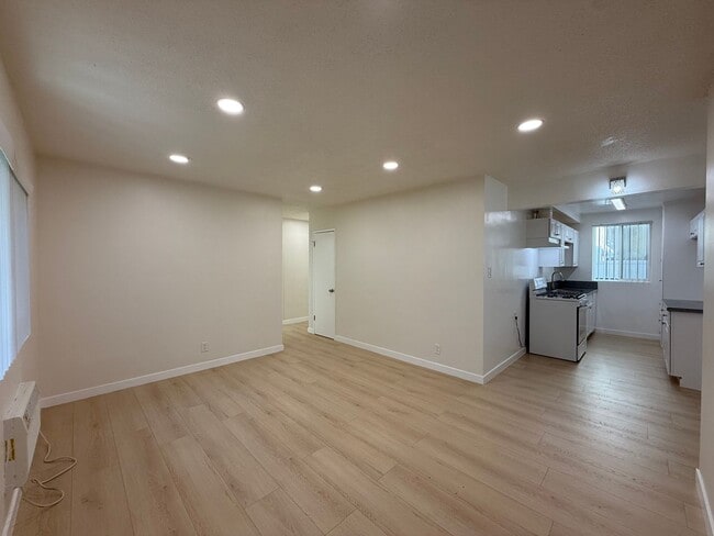 2043 S Bedford St in Los Angeles, CA - Building Photo - Building Photo