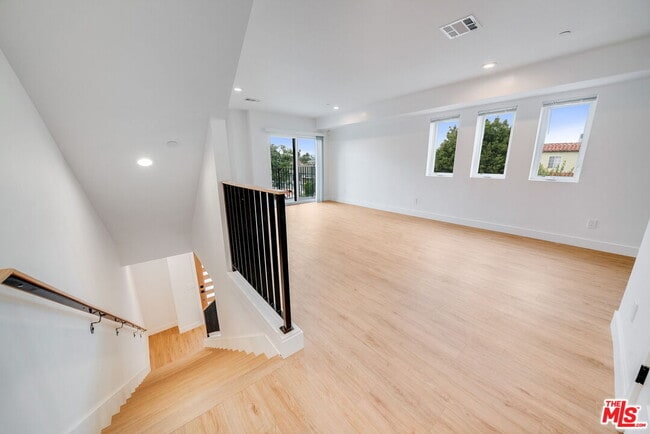 1802 1/2 S Highland Ave in Los Angeles, CA - Building Photo - Building Photo