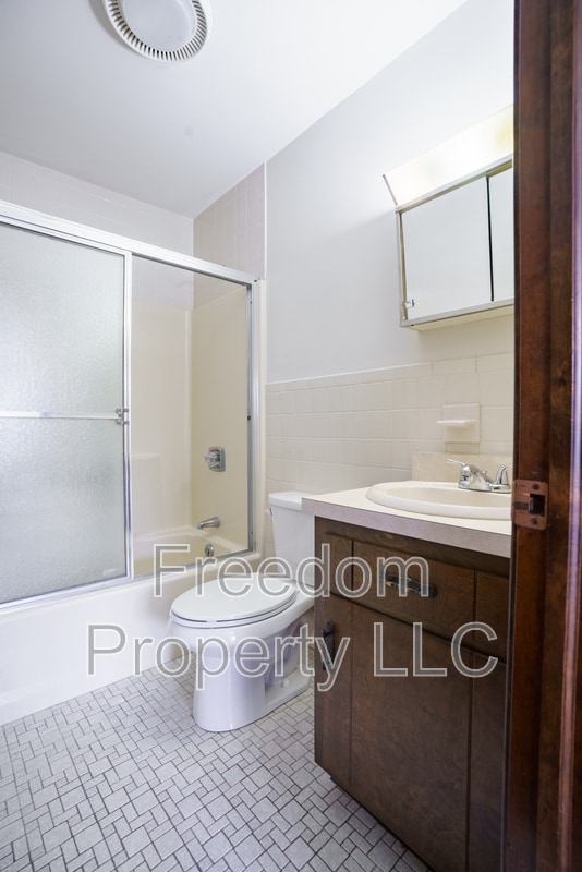 65 East St in Plainville, CT - Building Photo - Building Photo