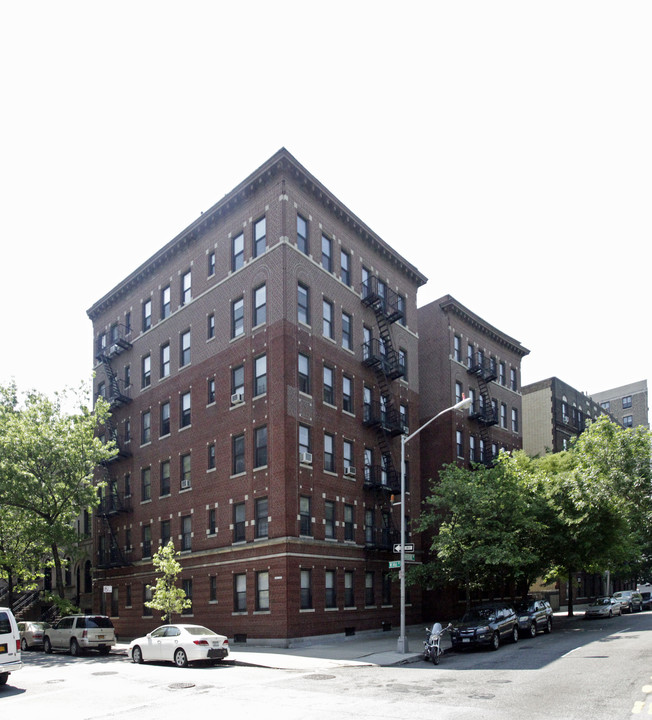 684 Riverside Drive in New York, NY - Building Photo