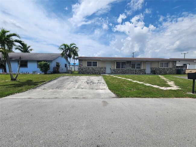 1806 SW 97th Ave in Miramar, FL - Building Photo - Building Photo