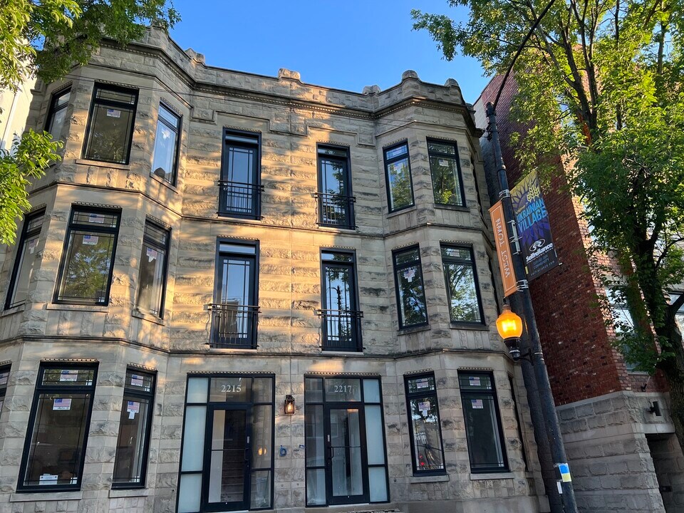 2217 W Chicago Ave in Chicago, IL - Building Photo