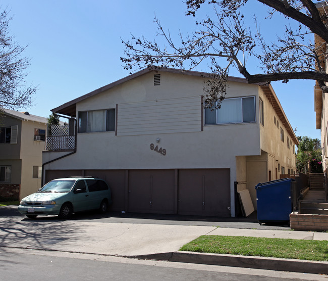 8449 Amigo Ave in Northridge, CA - Foto de edificio - Building Photo