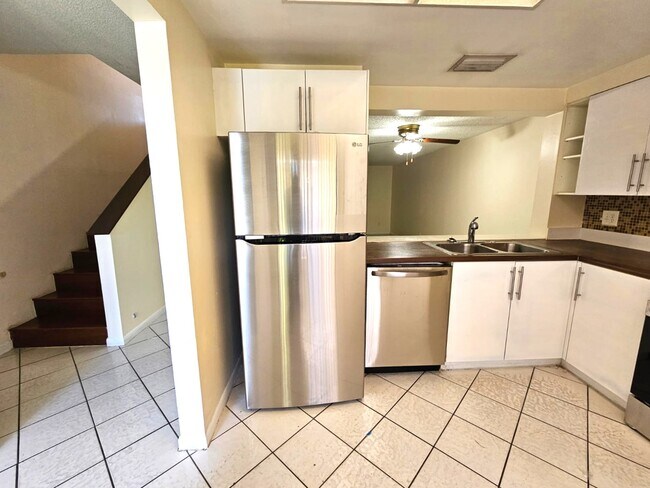 8819 Springtree Lakes Dr in Sunrise, FL - Building Photo - Building Photo