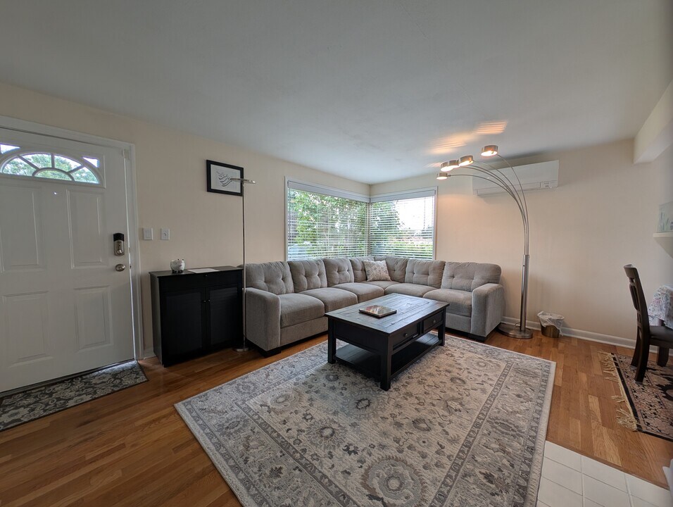 15531 8th Ave NE in Shoreline, WA - Building Photo