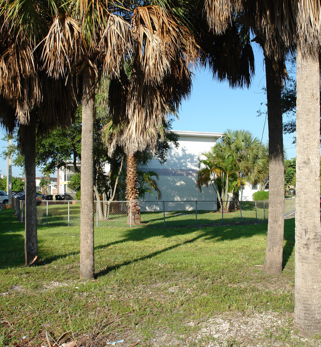 2290 NE 170th St in North Miami Beach, FL - Foto de edificio - Building Photo