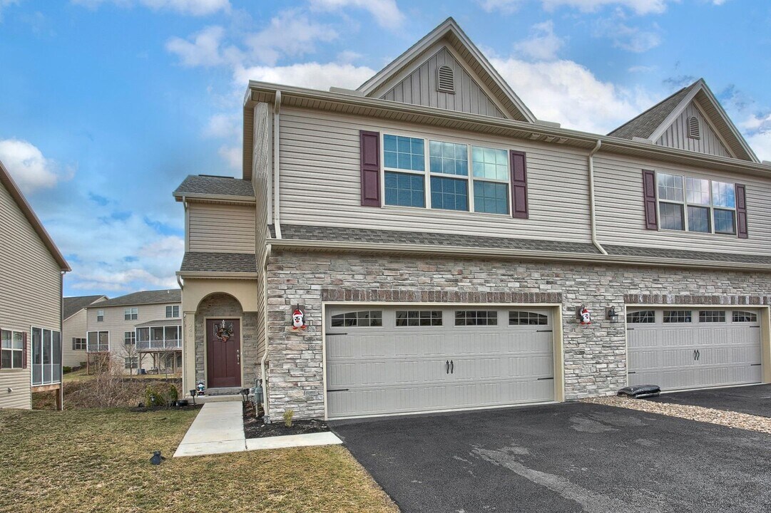 248 W View in Carlisle, PA - Building Photo