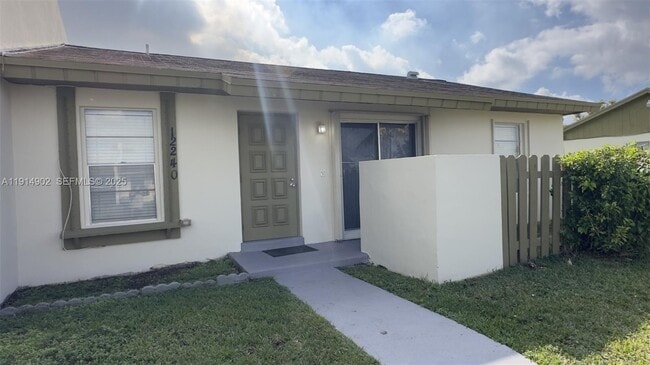 12240 SW 114th Terrace in Miami, FL - Building Photo - Building Photo
