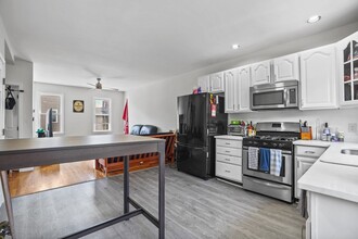 140 D St, Unit 2 in Boston, MA - Foto de edificio - Building Photo