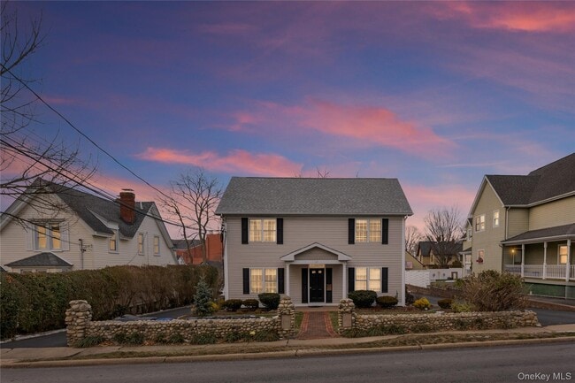 17 Fairview St in Huntington, NY - Building Photo - Building Photo