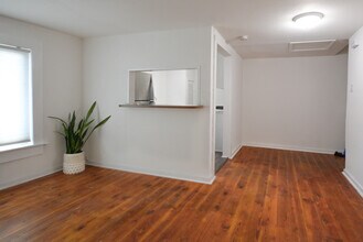 814 W Russell Pl, Unit 814A in San Antonio, TX - Building Photo - Building Photo