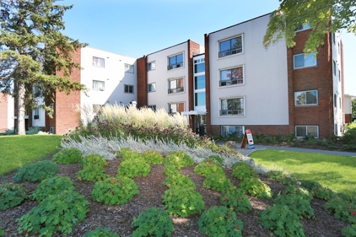 Crystal Beach in Ottawa, ON - Building Photo