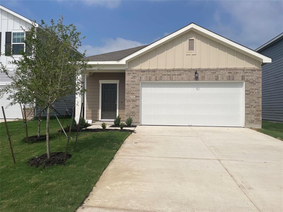 501 Redfish Ln in Hutto, TX - Building Photo